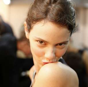 Laura Neiva dá 'beijinho no ombro' no backstage da 2nd Floor