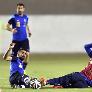 Meia da Grécia se irrita em treino e marca voo de volta
