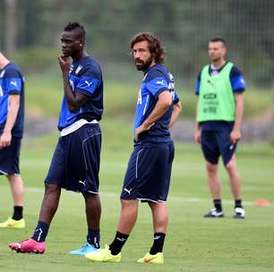 Sozinho em ônibus, Balotelli perde adeus de Pirlo a colegas