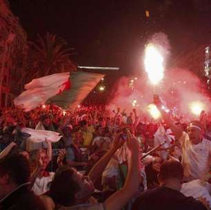 Festa por classificação deixa 2 mortos e feridos na Argélia