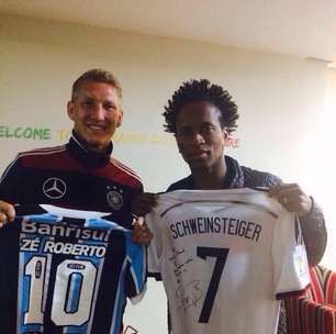 Schweinsteiger encontra Zé Roberto e ganha camisa do Grêmio