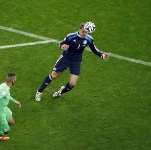 Líbero e lançador, "goleiro-linha" Neuer brilha sem milagres