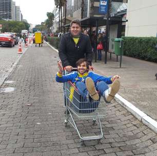 Torcedores vão ao Beira-Rio em carrinho de supermercado