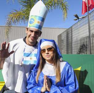 Brasileiro se veste de papa para torcer para a Argentina