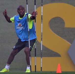 Felipão barra Daniel Alves e coloca Maicon entre titulares