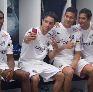 Delegação da Costa Rica recebe presente e se veste de Santos