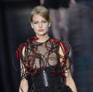 Giorgio Armani desfila tule e casacos volumosos em Paris
