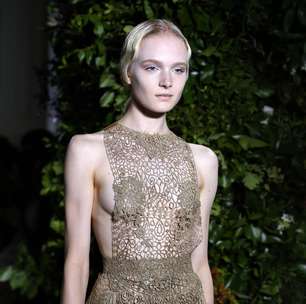 Valentino desfila transparência e amarrações em Paris