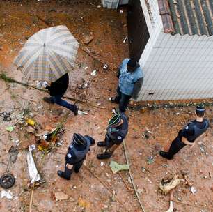 Bombeiros encontram carteira de Eduardo Campos em escombros