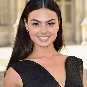 Isis Valverde prestigia Dior em Paris com vestido glamouroso