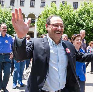 Sartori vota em Caxias com família, e Tarso acompanha Dilma