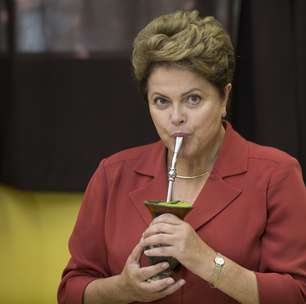 Dilma toma chimarrão ao votar no Rio Grande do Sul