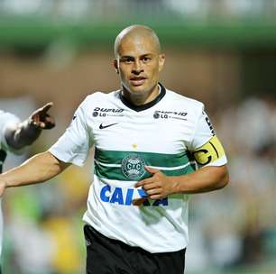 Alex emociona em carta de despedida: "jamais esquecerei"
