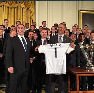 Barack Obama recebe campeão da MLS e defende atleta gay