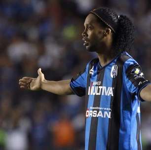 Ronaldinho reclama de substituição e "movimenta" Querétaro
