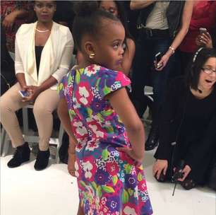 Estilista de 5 anos desfila linha de roupas durante NYFW