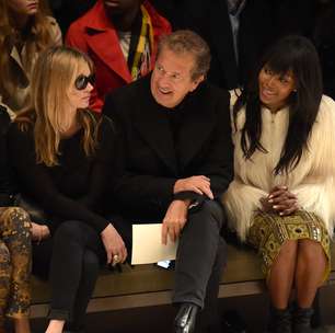 Naomi Campbell se atrasa para desfile da Burberry em Londres