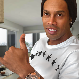 Pura ostentação: Ronaldinho exibe relógio dado por LeBron