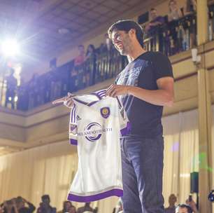 Com Kaká, Orlando mostra uniforme e patrocínio da Disney