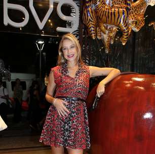 Grávida de gêmeos, Luana Piovani vai a festa de grife no Rio