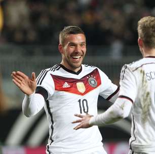 Hoje tem selfie! Podolski marca e evita derrota da Alemanha