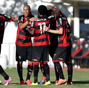 Sob protestos, Vitória vence e garante vaga na semifinal