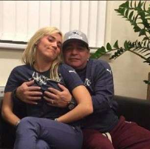 Olha a Mão de Deus aí! Maradona apalpa seios de namorada