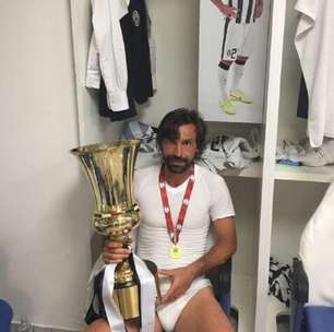 Tímido? Pirlo posa de cueca com taça, e fãs brincam
