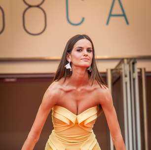 Bem na foto? Iza Goulart se atrapalha com fenda do vestido