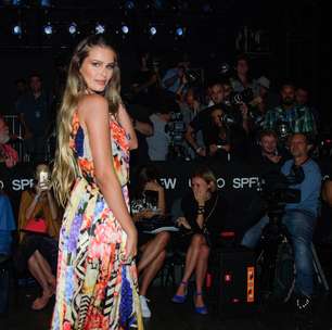 Reação a beijo entre mulheres é "triste", diz Yasmin Brunet