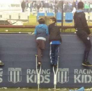 A comovente história do menino sem perna que emprestou muleta para amigo ver futebol