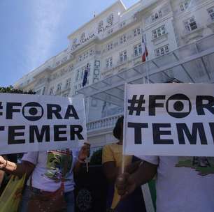 Protesto em Copacabana pede "Diretas Já"
