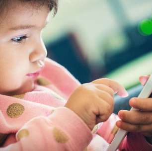 Crianças que brincam com celulares e tablets dormem menos
