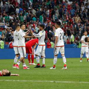 México vira, elimina a Rússia e garante vaga na semifinal