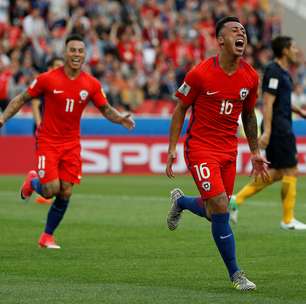Chile empata com Austrália, perde liderança, mas vai à semi