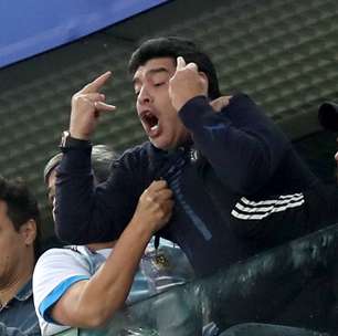 Maradona mostra dedo do meio ao celebrar gol da Argentina