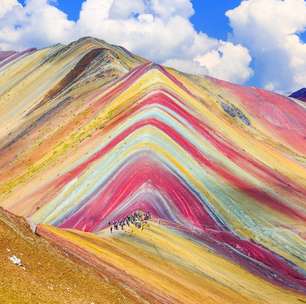Como se explica a beleza da montanha de 7 cores que atrai multidões de turistas ao Peru