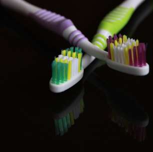 ENQUETE: Escova ou raspador? Qual é o melhor para a língua?