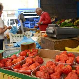 Supervisora é presa por colocar agulhas em morangos