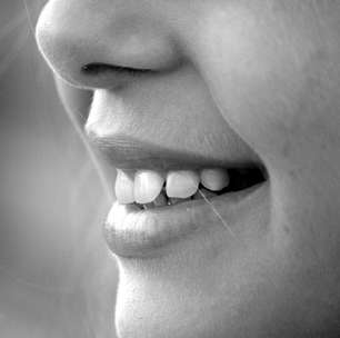 Rir pode aliviar a dor de dente