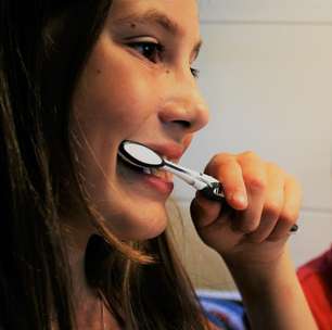 Limpar os dentes demais faz mal? Entenda