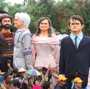 Boneco de Bolsonaro desfila em Olinda sob vaias