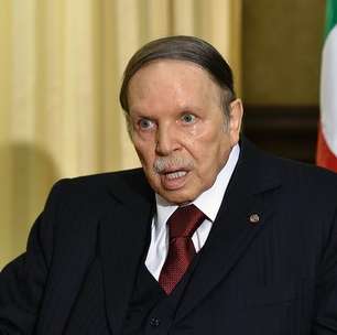 O polêmico presidente que está recluso desde 2013, mas tenta a reeleição