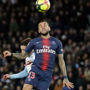 Daniel Alves machuca o joelho pelo PSG e será cortado da Seleção