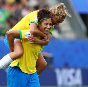 Ela decide! Cristiane faz 3 e Brasil vence estreia sem Marta