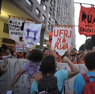 No Rio, multidão se aglomera na região central em protesto
