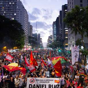 Manifestantes ocupam as 2 faixas da Paulista em protesto