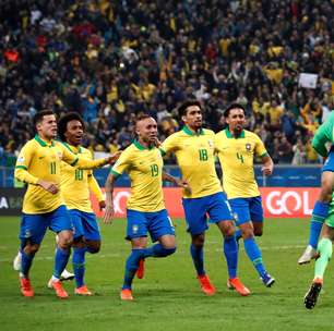 Brasil sofre com retranca, mas vence Paraguai nos pênaltis