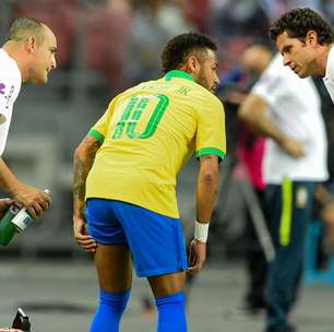 Neymar volta a Paris e começa tratamento após lesão; ele ficará fora por quatro semanas