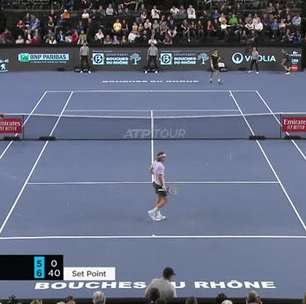 ATP Marseille: Tsitsipas bate Pospisil e avança à semifinal